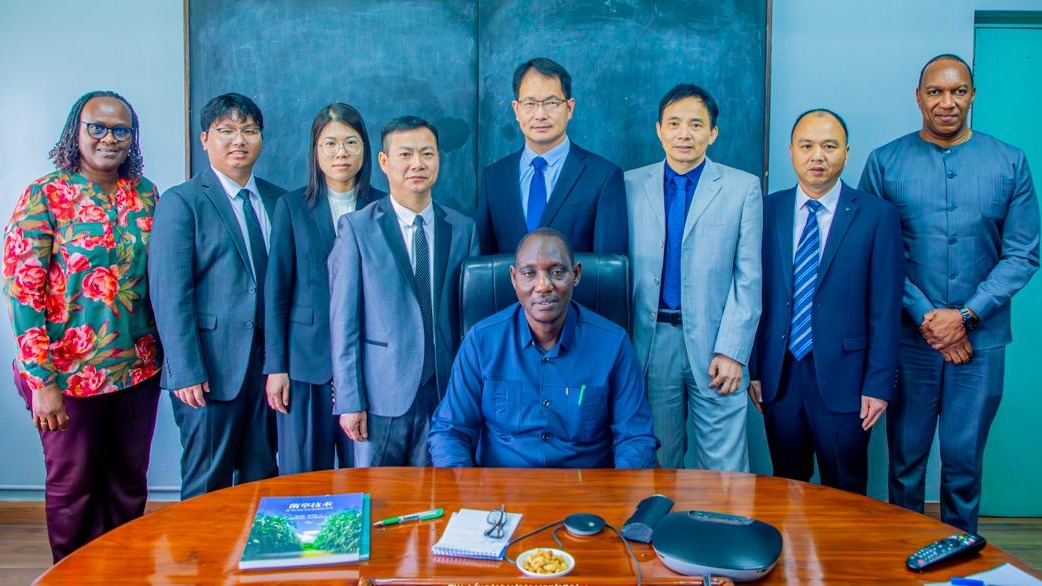 DKT. BASHIRU AKUTANA NA WATAALAM WA JUNCAO KUTOKA CHINA