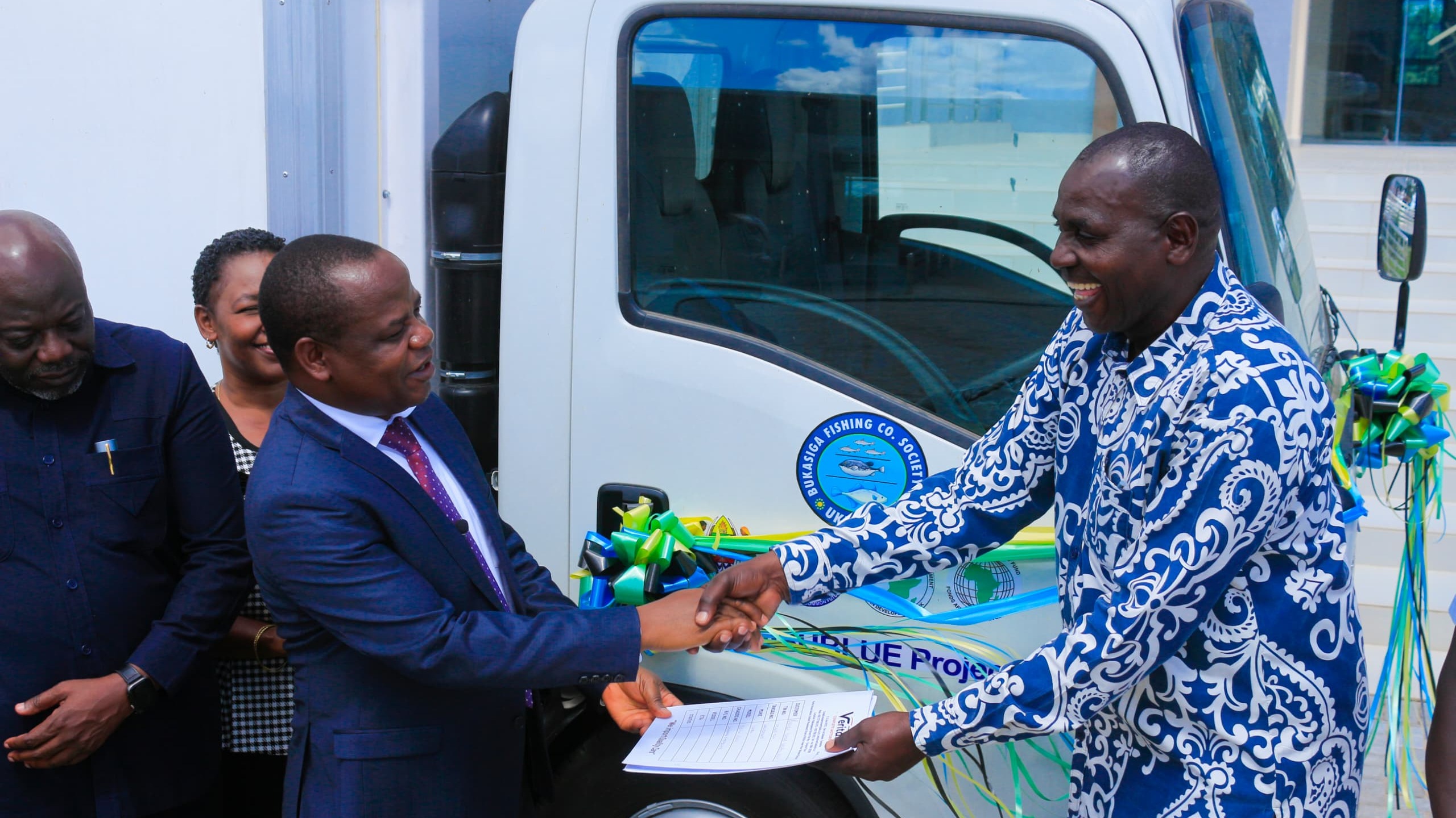 SERIKALI YAKABIDHI  GARI LA UBARIDI  KWA CHAMA CHA USHIRIKA WA UVUVI BUKASIGA