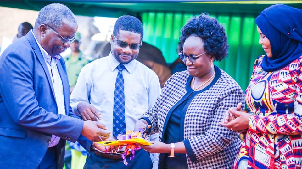 SERIKALI YAKABIDHI MRADI WA SOKO LA SAMAKI LENYE THAMANI YA BIL 1.3 KWA MKANDARASI.